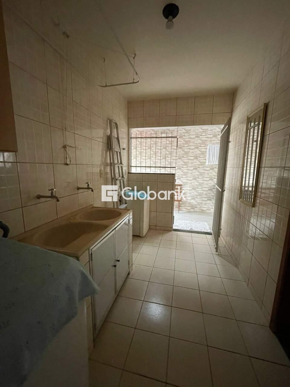 Casa 4 quartos à venda Morada do Sol 255m² Montes Claros MG: rea de servi o com arm rios