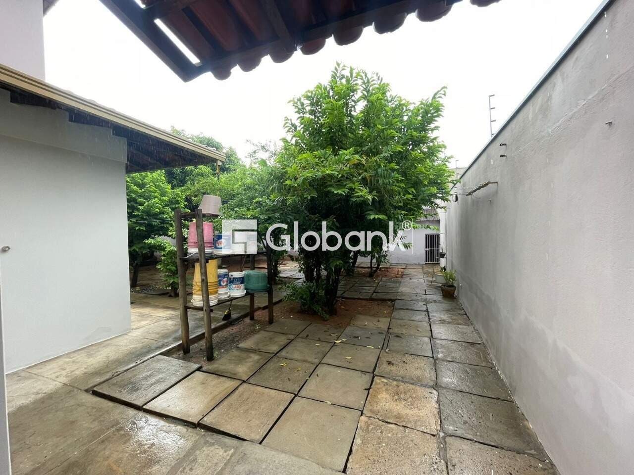 Casa 4 quartos à venda Morada do Sol 255m² Montes Claros MG: Quintal com v rios p s de frutas: acerola, manga, goiaba e  pinha.