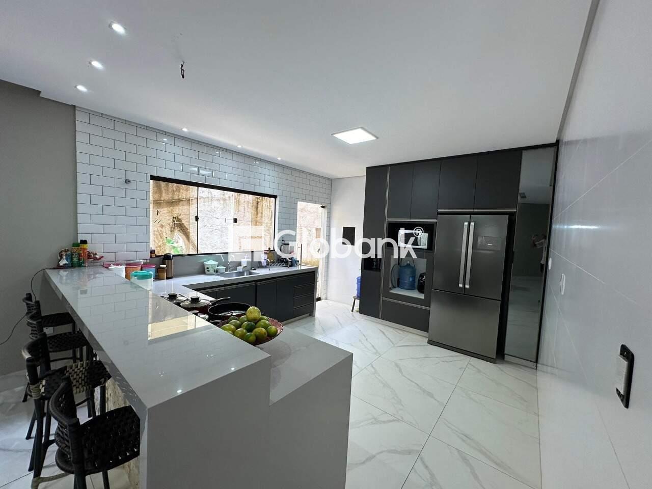 Casa 3 quartos à venda Barcelona Park 230m² Montes Claros MG: Cozinha com planejados