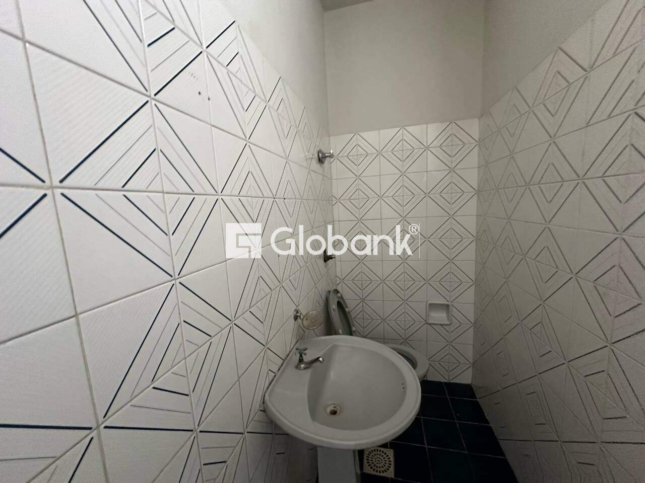 Sala comercial para aluguel Centro 25,86m² Montes Claros MG: Banheiro social