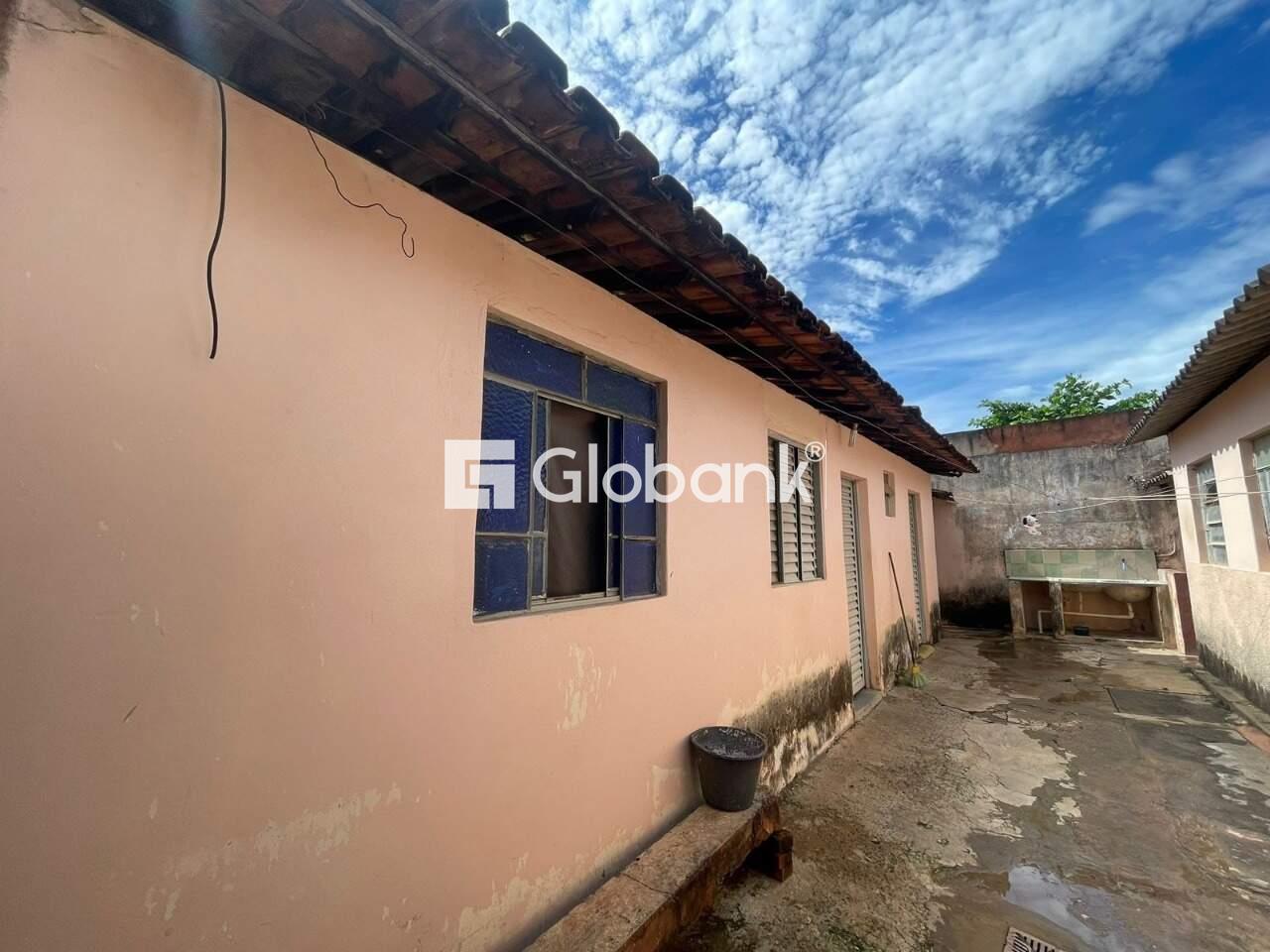 Casa 3 quartos à venda Francisco Peres I 200m² Montes Claros MG: BARRAC O (01) - COM 01 DORMIT RIO, SALA, COZINHA, BANHEIRO SOCIAL,  REA DE SERVI O.