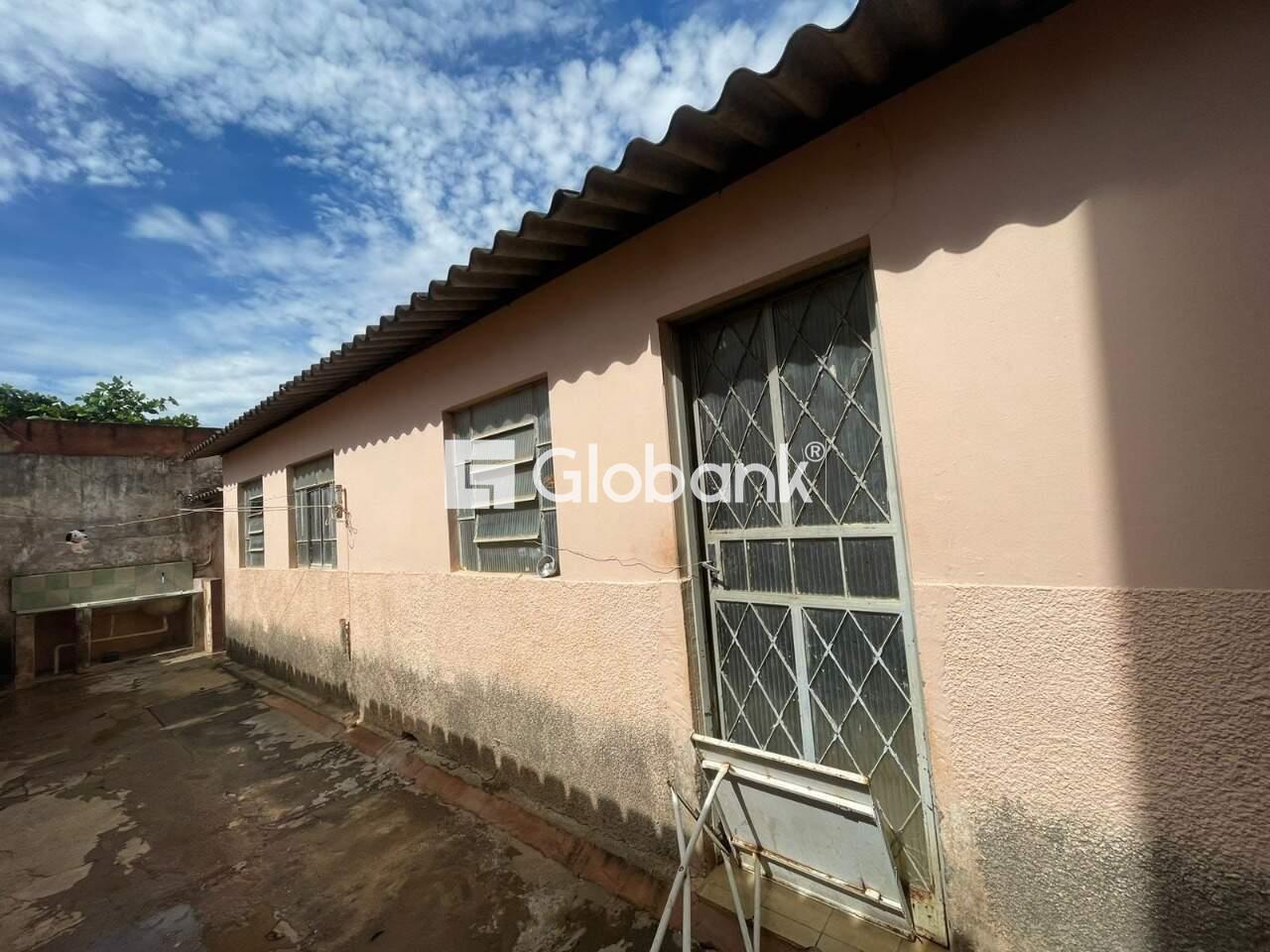 Casa 3 quartos à venda Francisco Peres I 200m² Montes Claros MG: BARRAC O (02) COM 02 DORMIT RIOS, SALA, COZINHA, BANHEIRO SOCIAL,  REA DE SERVI O.