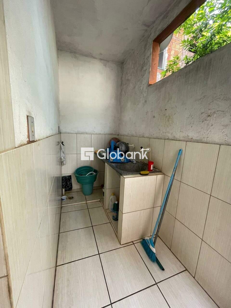 Casa 3 quartos à venda Francisco Peres I 200m² Montes Claros MG: REA DE SERVI O - CASA 02