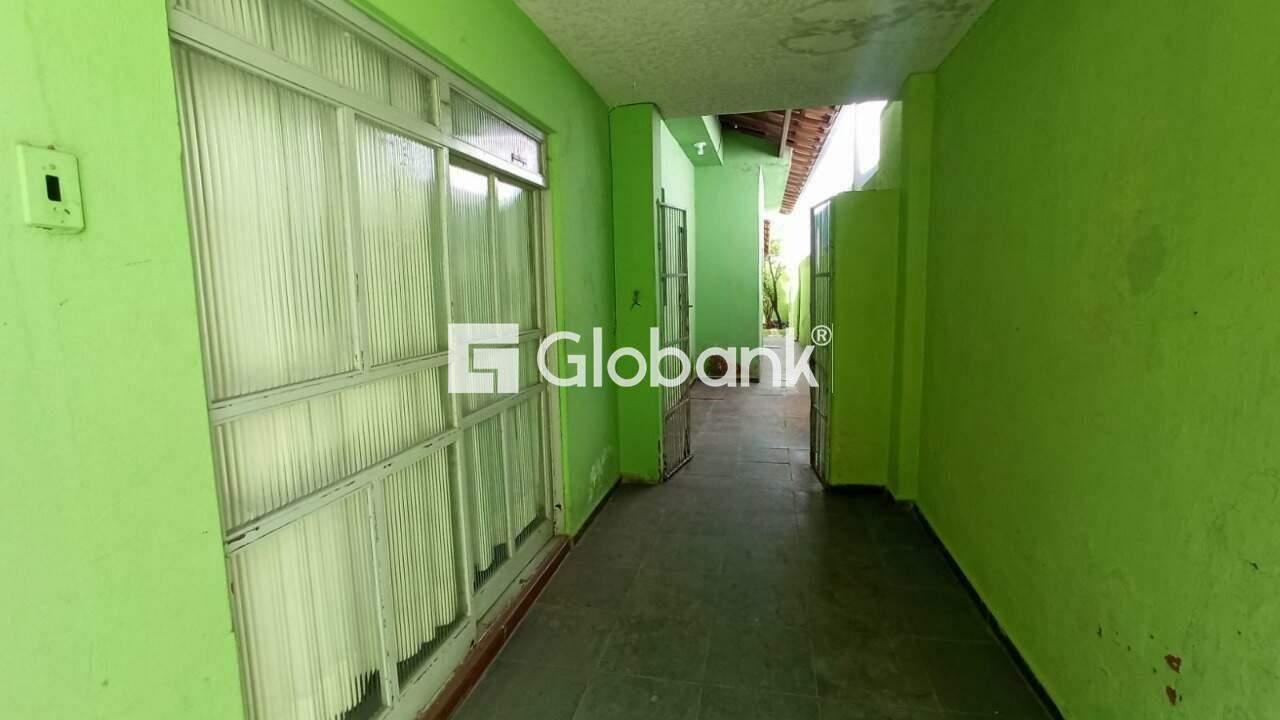 Casa 3 quartos à venda Roxo Verde 200m² Montes Claros MG: Corredor externo