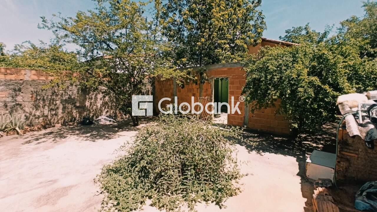 Casa 3 quartos à venda Roxo Verde 200m² Montes Claros MG: Quintal