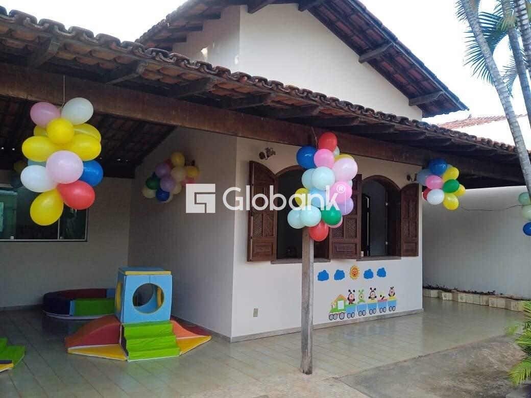 Casa 5 quartos à venda Cândida Câmara 163m² Montes Claros MG: Fachada