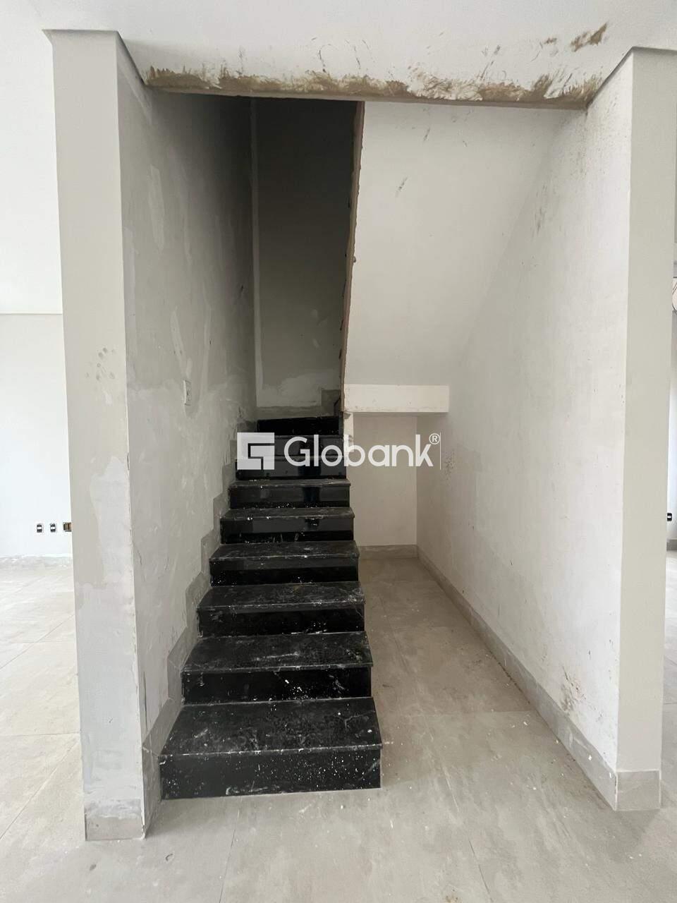 Casa 4 quartos à venda Ibituruna 200m² Montes Claros MG: ESCADAS
