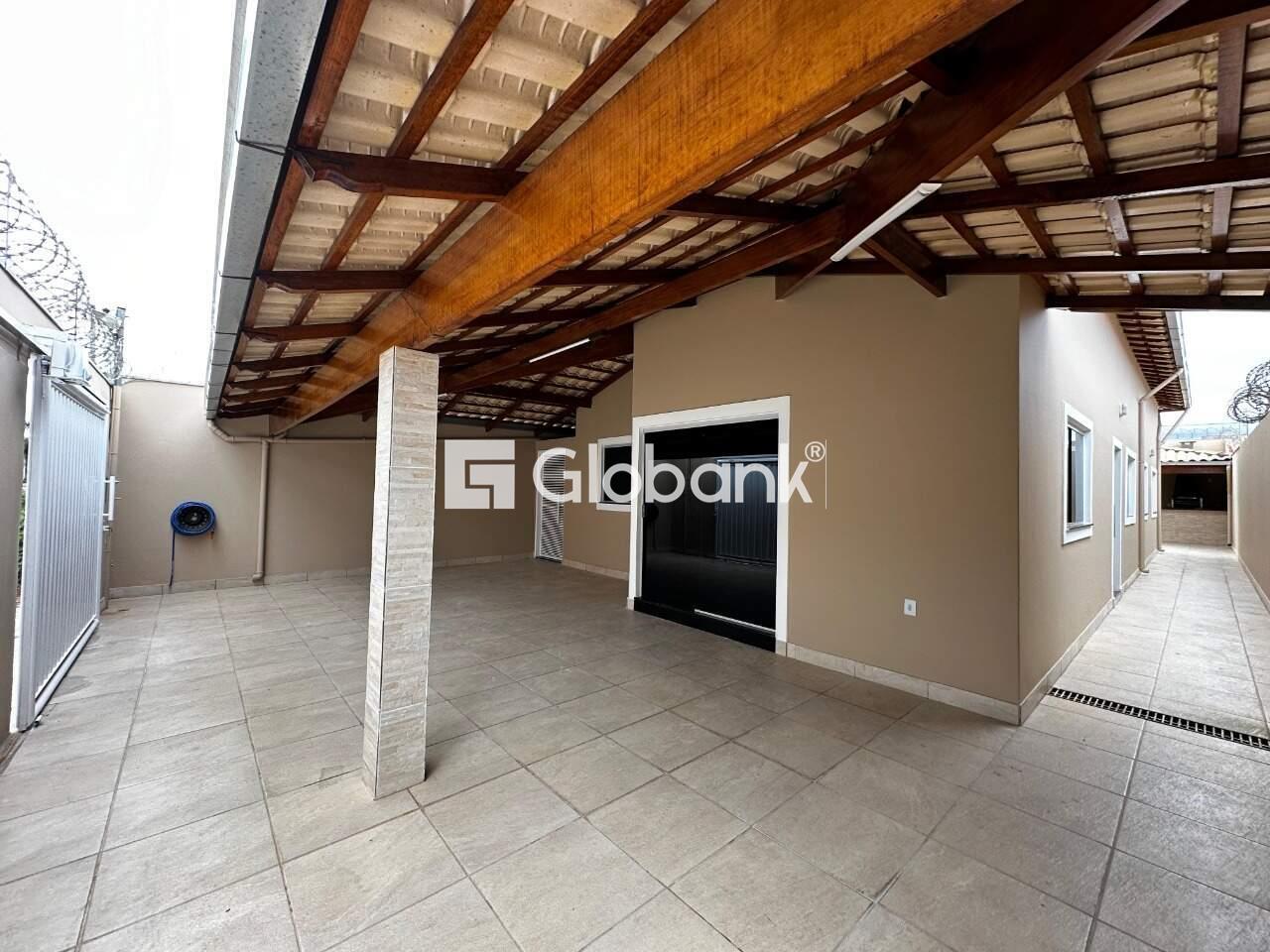 Casa 3 quartos à venda Planalto 240m² Montes Claros MG: Fachada