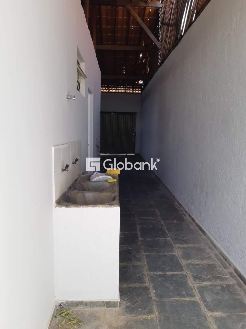 Casa 2 quartos à venda Vila Sion 180m² Montes Claros MG: REA DE SERVI O COBERTA