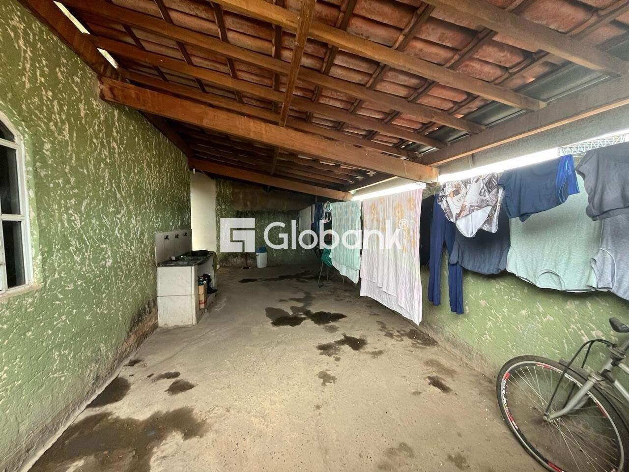 Casa 2 quartos à venda Lourdes 138m² Montes Claros MG: rea de servi o