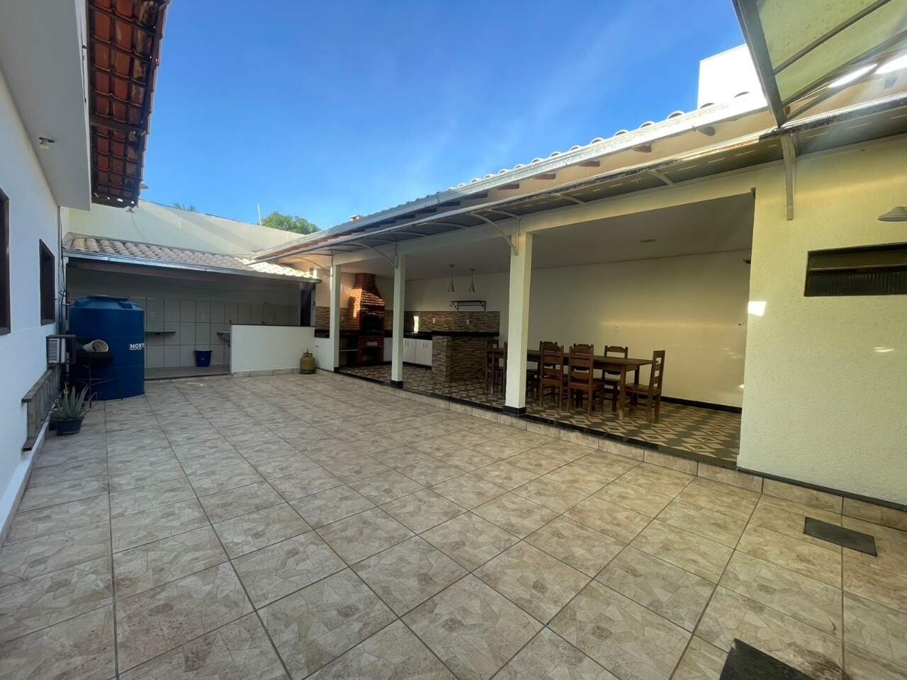 Casa 4 quartos à venda Santa Rita I 135m² Montes Claros MG: rea Gourmet com churrasqueira-pia