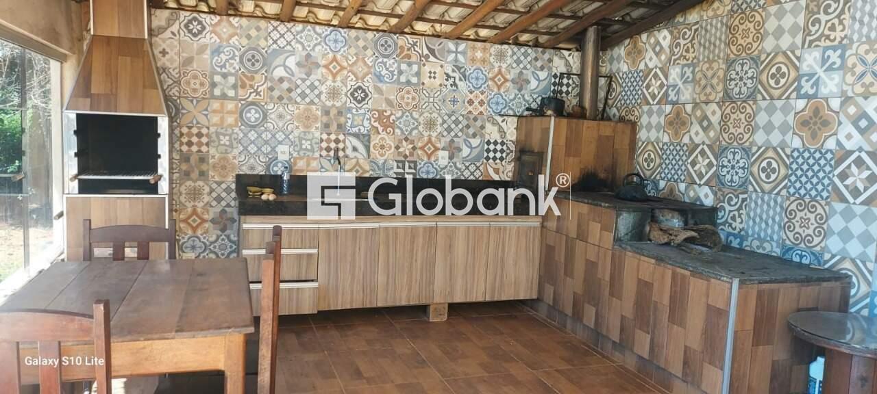 Casa 3 quartos à venda Alice Maia 2.000m² Montes Claros MG: Cozinha com fog o a lenha, forno e churrasqueira.