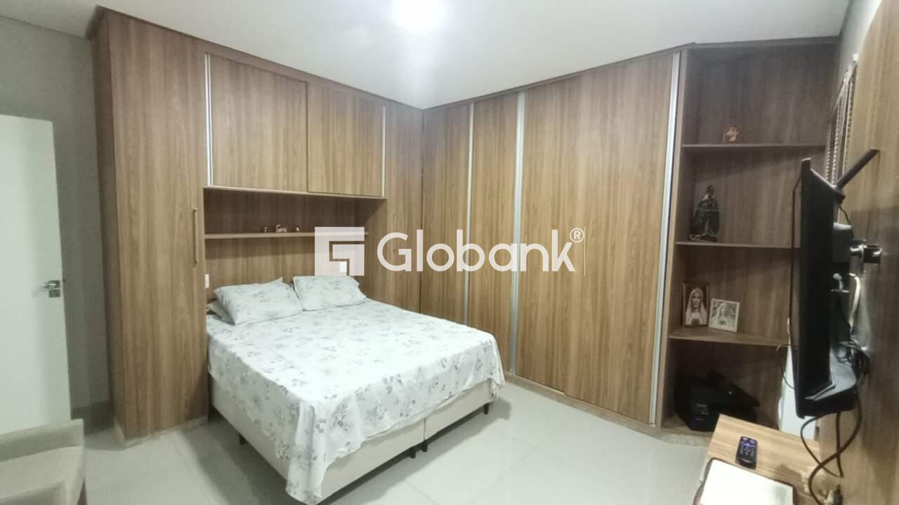 Casa 3 quartos à venda Alto Floresta 100m² Montes Claros MG: 2d0123bd-e5ce-4f4b-ae10-fb5fbc8a26c4