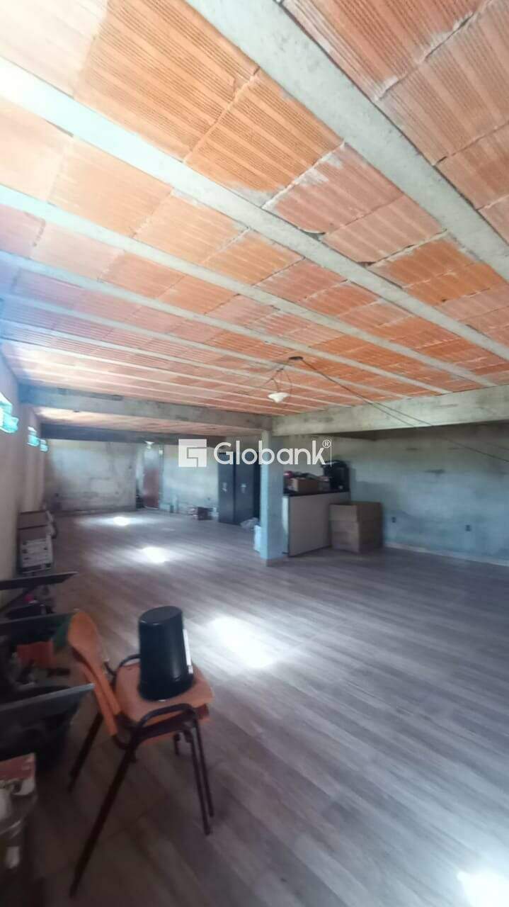 Sobrado 4 quartos à venda Delfino Magalhães 250m² Montes Claros MG: 34