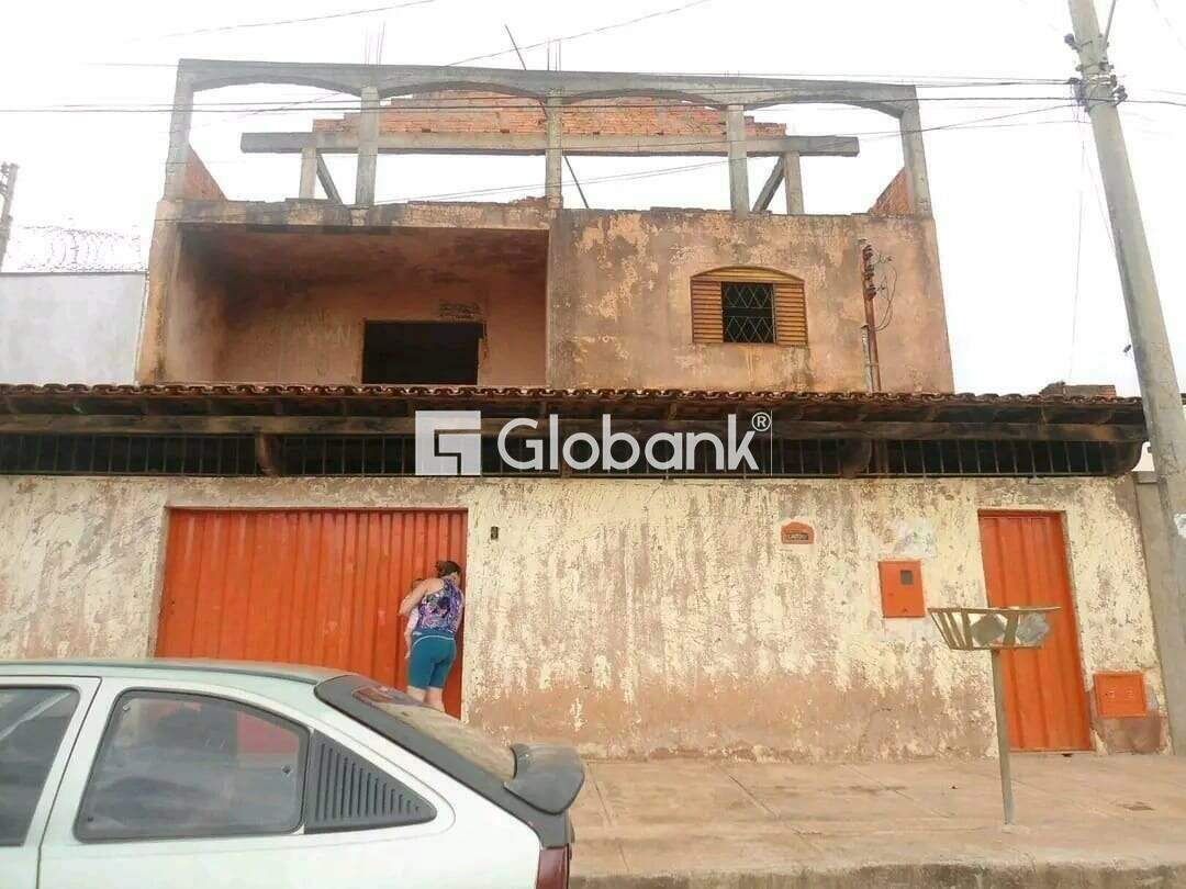 Casa 4 quartos à venda Monte Carmelo 250m² Montes Claros MG: Frente da casa