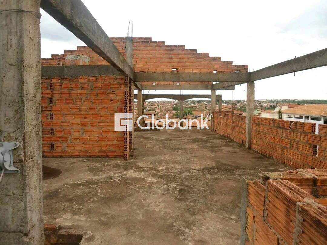 Casa 4 quartos à venda Monte Carmelo 250m² Montes Claros MG: Laje segundo piso