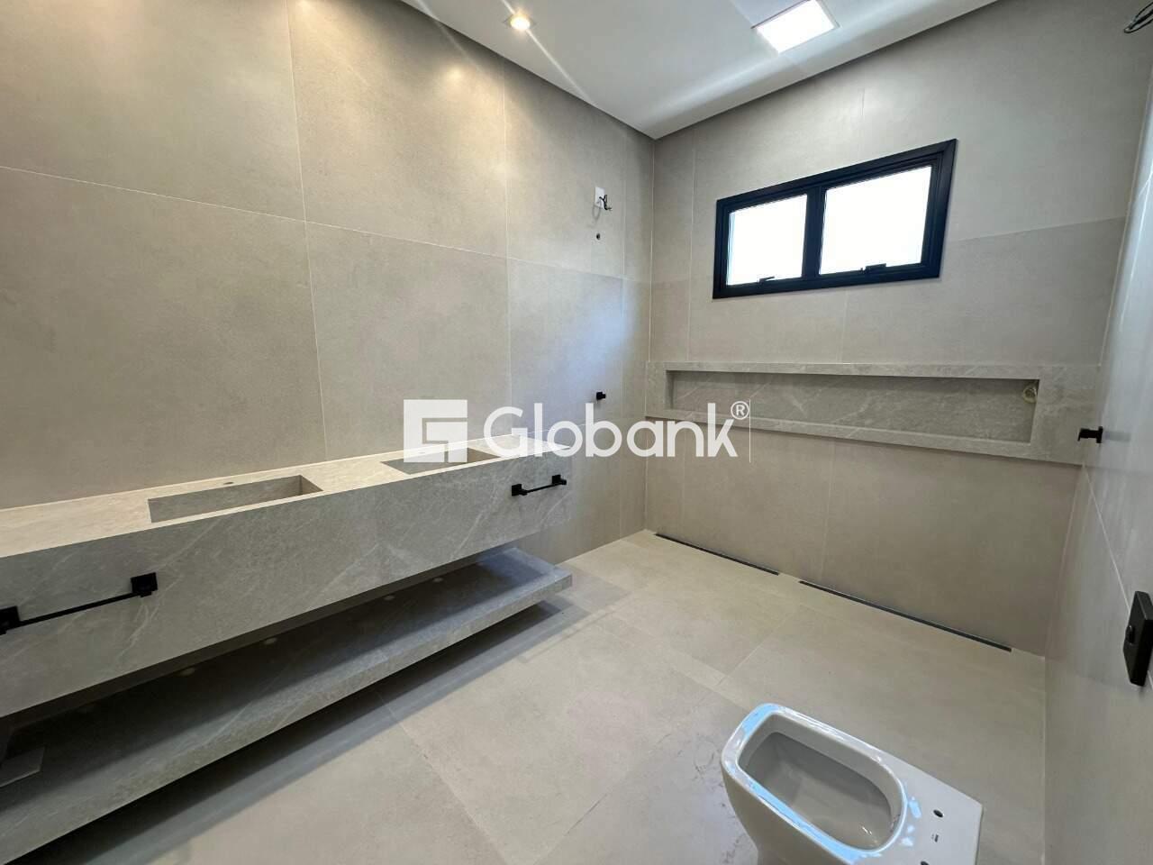 Casa em condomínio 3 quartos à venda Ibituruna 250m² Montes Claros MG: Banheiro su te master 1