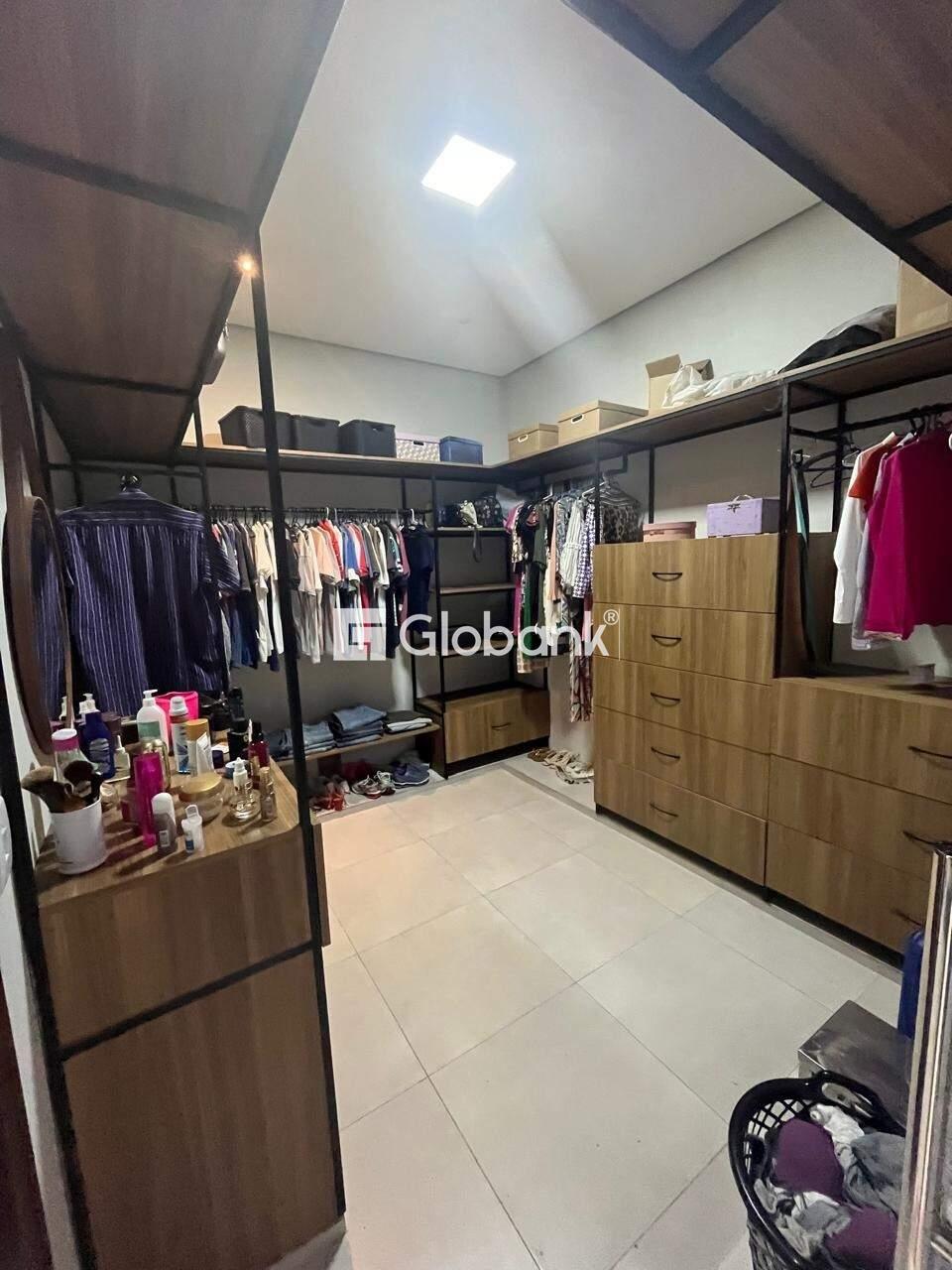 Casa 3 quartos à venda Monte Alegre 250m² Montes Claros MG: CLOSET AMPLO