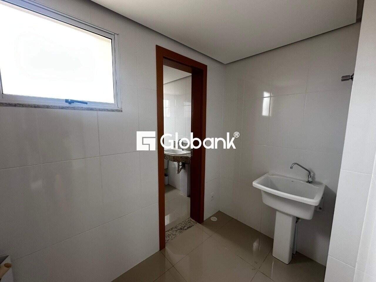 Cobertura 4 quartos para aluguel São José 140m² Montes Claros MG: rea de servi o
