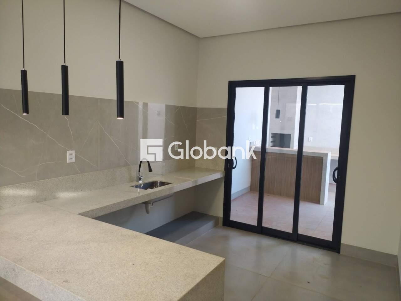 Casa em condomínio 3 quartos à venda Residencial Villa Segura 140m² Montes Claros MG: Cozinha com porta de acesso a  rea externa