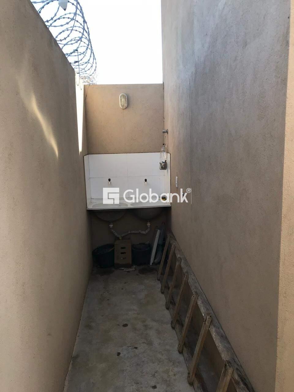 Casa 2 quartos à venda Acácias 50m² Montes Claros MG: rea de servi o