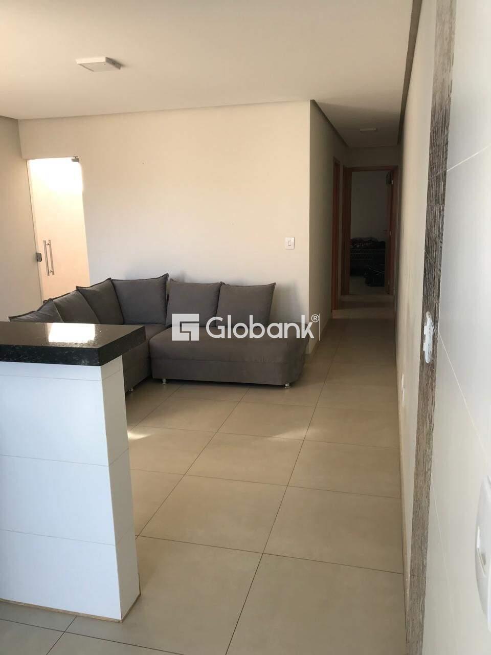 Casa 2 quartos à venda Acácias 50m² Montes Claros MG: Sala com corredor de acesso aos quartos