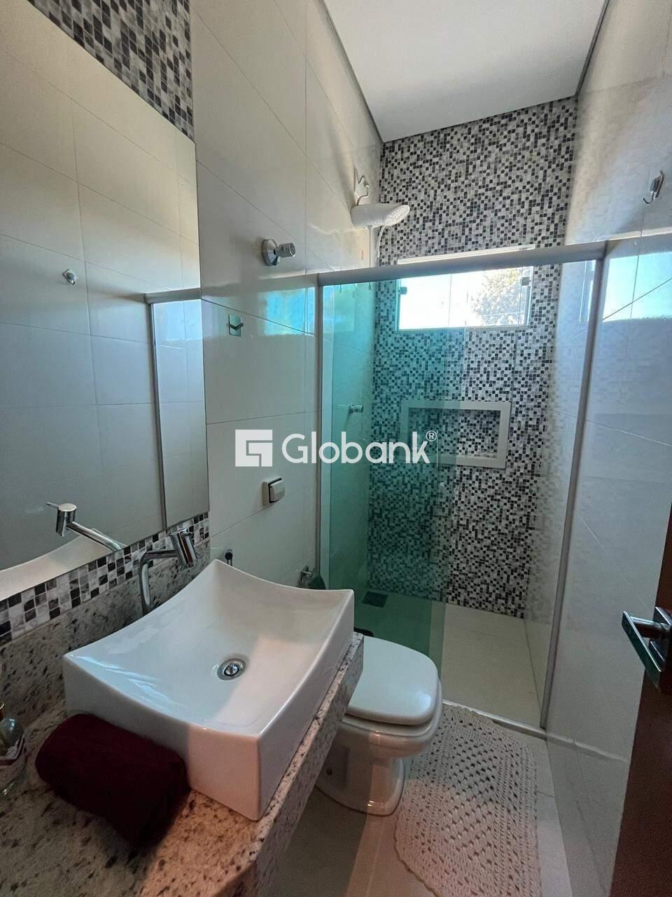 Casa 7 quartos à venda Vila Sumaré 200m² Montes Claros MG: APTO: BANHEIRO SOCIAL