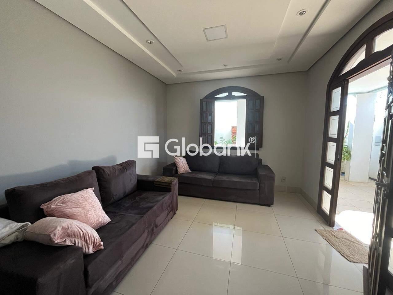 Casa 7 quartos à venda Vila Sumaré 200m² Montes Claros MG: CASA 01:SALA DE VISITA