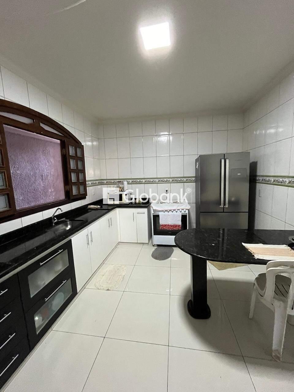 Casa 7 quartos à venda Vila Sumaré 200m² Montes Claros MG: CASA 01:COZINHA COM ARM RIOS