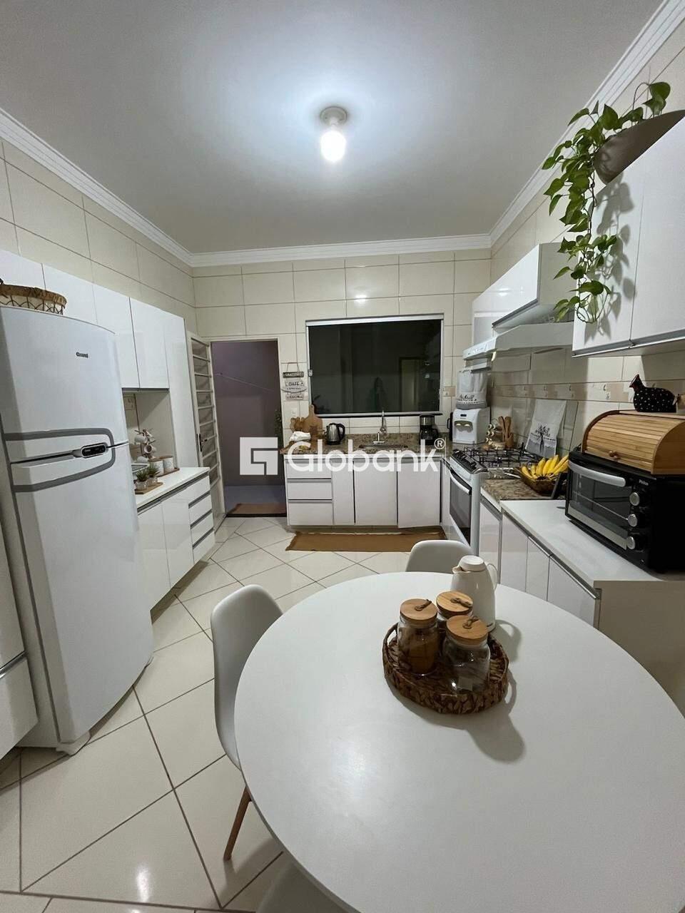 Casa 7 quartos à venda Vila Sumaré 200m² Montes Claros MG: CASA 02: COZINHA COM ARM RIOS