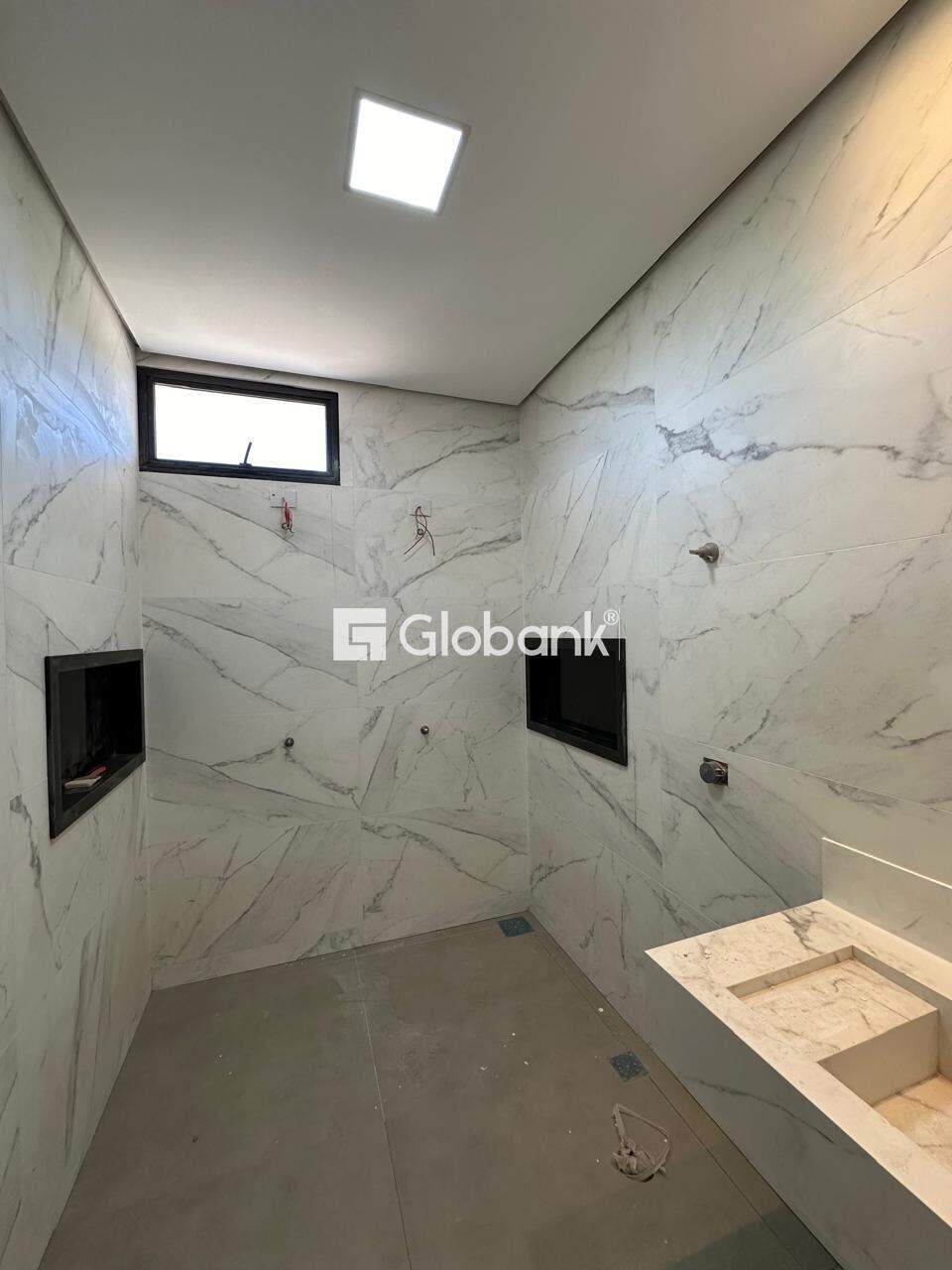 Sobrado 3 quartos à venda Ibituruna 165m² Montes Claros MG: Banho su te