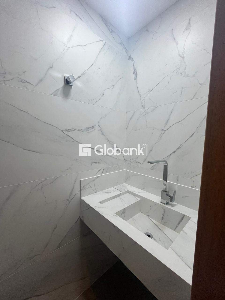 Sobrado 3 quartos à venda Ibituruna 165m² Montes Claros MG: Banheiro