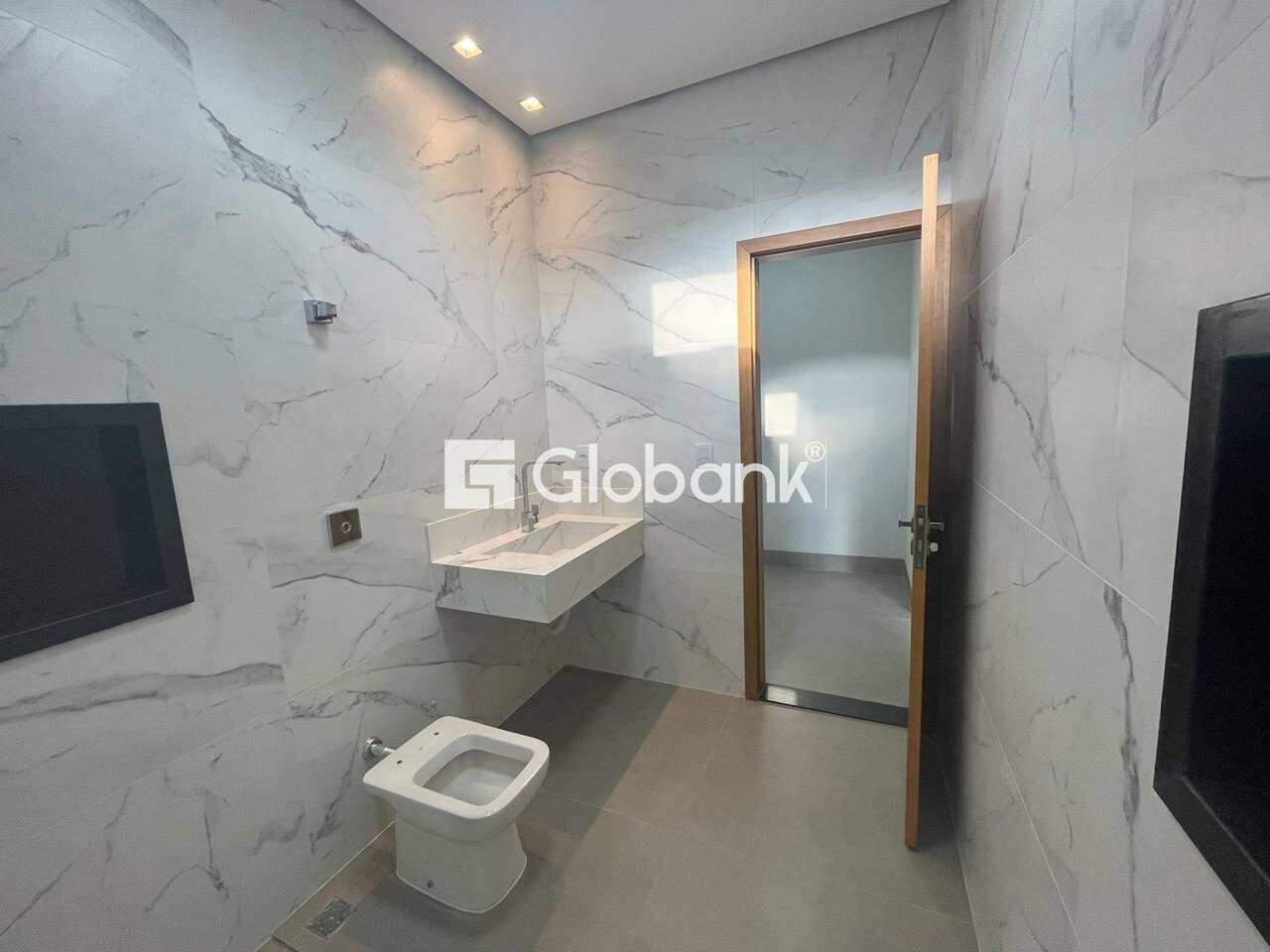 Sobrado 3 quartos à venda Ibituruna 165m² Montes Claros MG: Banho