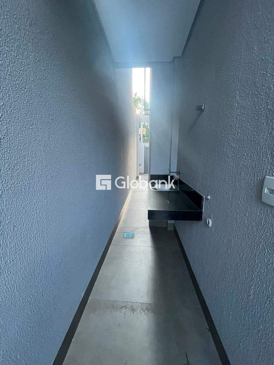Sobrado 3 quartos à venda Ibituruna 165m² Montes Claros MG: Corredor lateral