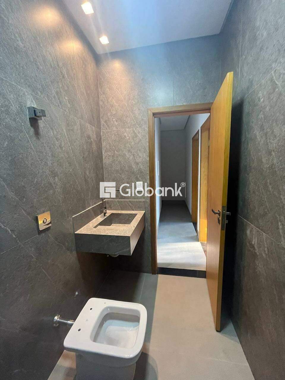 Sobrado 3 quartos à venda Ibituruna 165m² Montes Claros MG: Foto banheiro su te