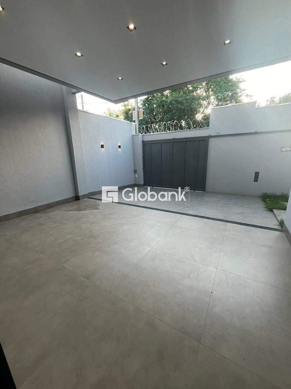 Sobrado 3 quartos à venda Ibituruna 165m² Montes Claros MG: Garagem