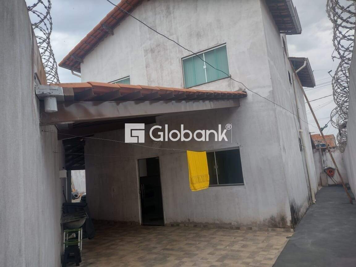 Casa 4 quartos à venda Monte Carmelo 148m² Montes Claros MG: rea de servi o