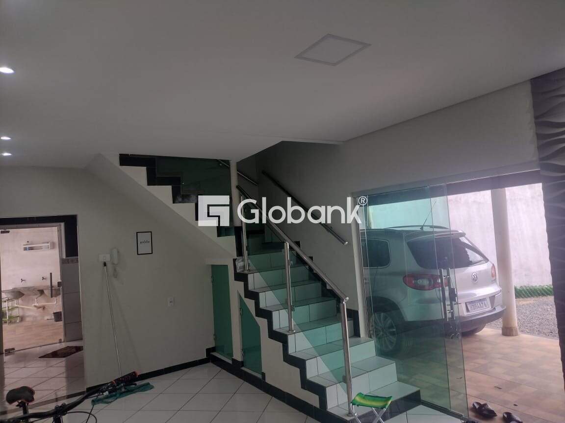 Casa 4 quartos à venda Monte Carmelo 148m² Montes Claros MG: Escada de acesso parte superior