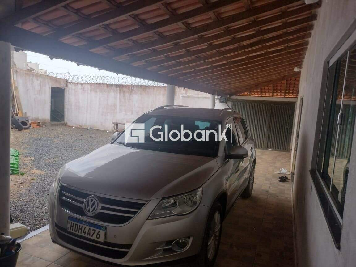 Casa 4 quartos à venda Monte Carmelo 148m² Montes Claros MG: Garagem e quintal