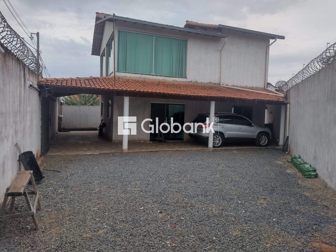 Casa 4 quartos à venda Monte Carmelo 148m² Montes Claros MG: Lateral