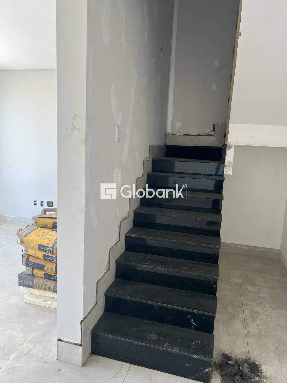 Sobrado 3 quartos à venda Ibituruna 130m² Montes Claros MG: Escada de acesso a parte superrior
