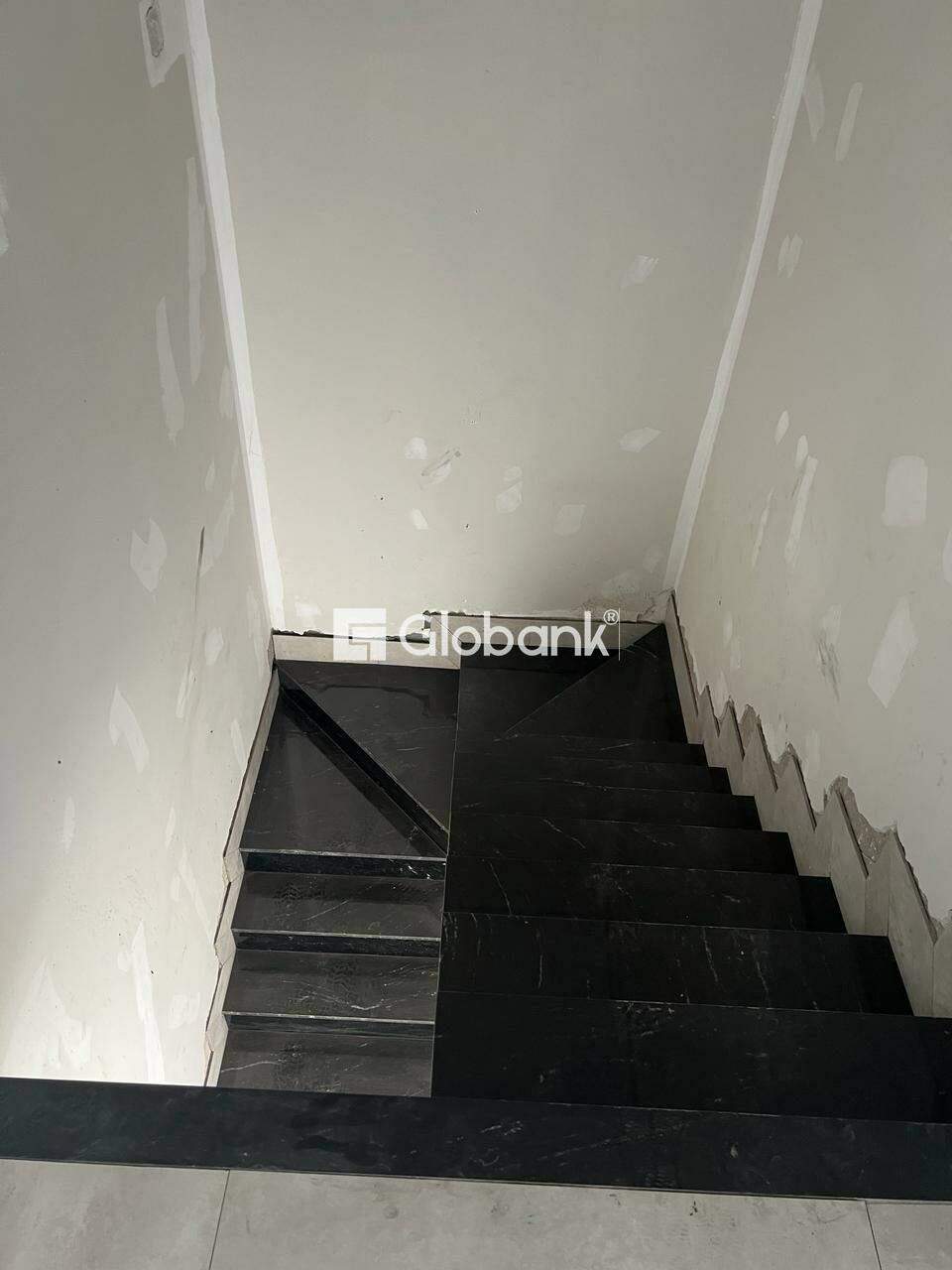 Sobrado 3 quartos à venda Ibituruna 130m² Montes Claros MG: Escada