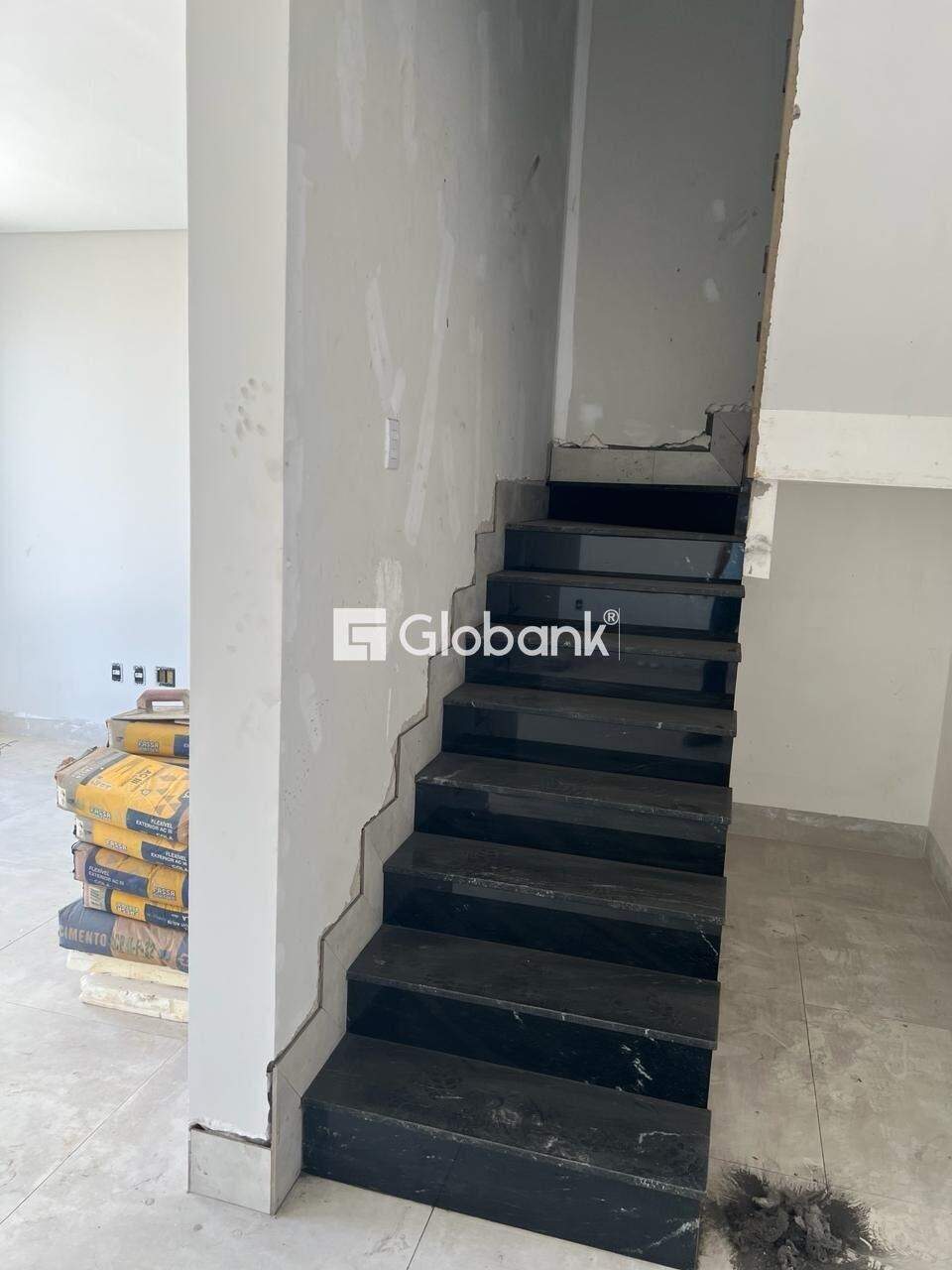 Sobrado 2 quartos à venda Ibituruna 130m² Montes Claros MG: Escada de acesso a parte superrior