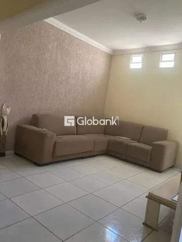 Casa 5 quartos à venda Centro 190m² Montes Claros MG: 