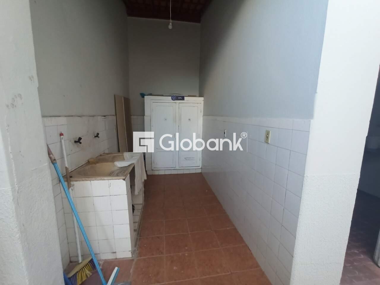 Casa 3 quartos à venda Centro 0m² Montes Claros MG: rea de servi o