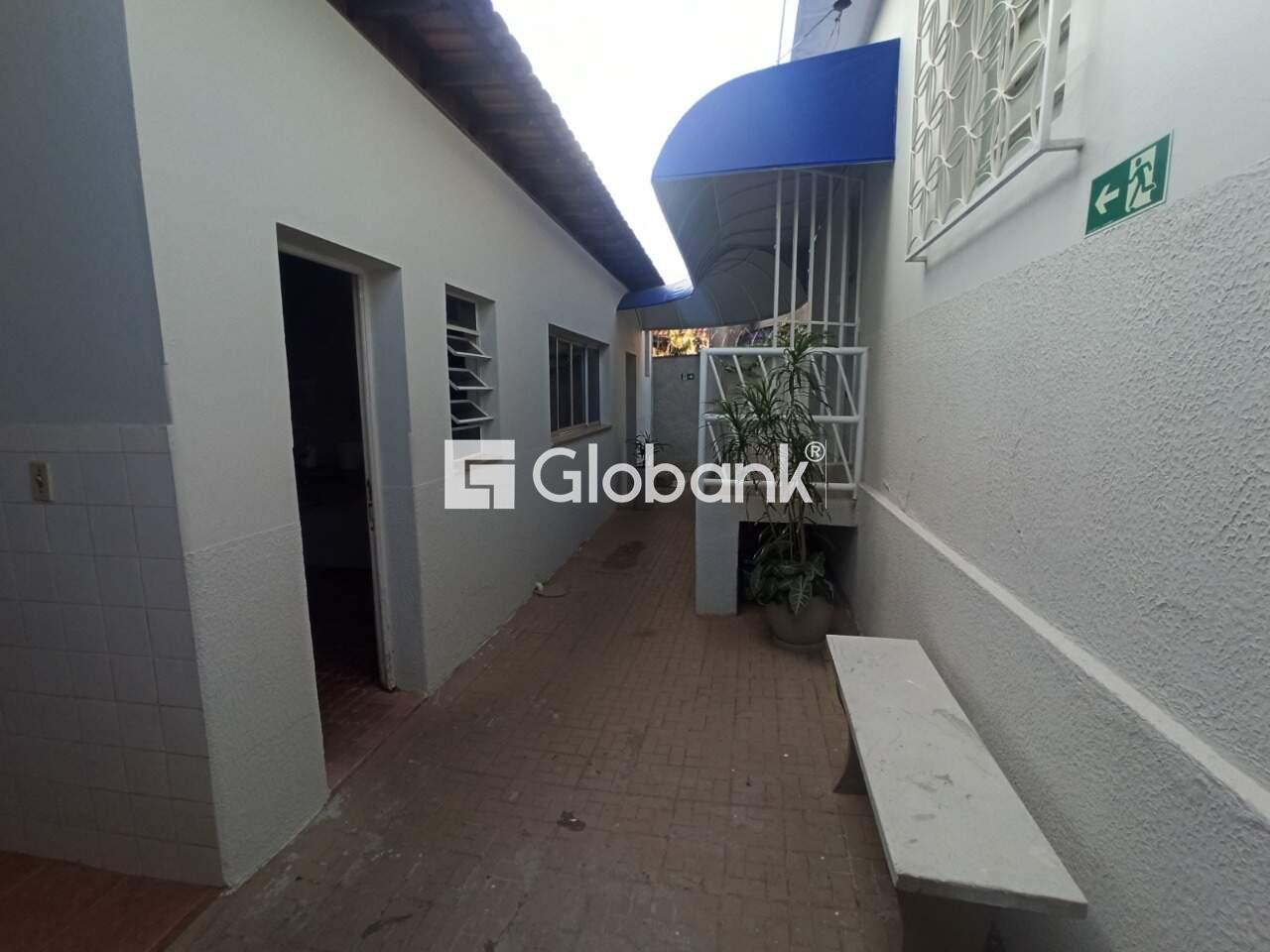 Casa 3 quartos à venda Centro 0m² Montes Claros MG: rea externa