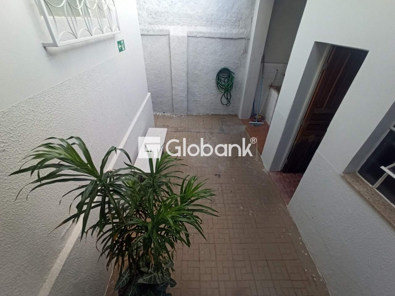 Casa 3 quartos à venda Centro 0m² Montes Claros MG: Foto  rea externa