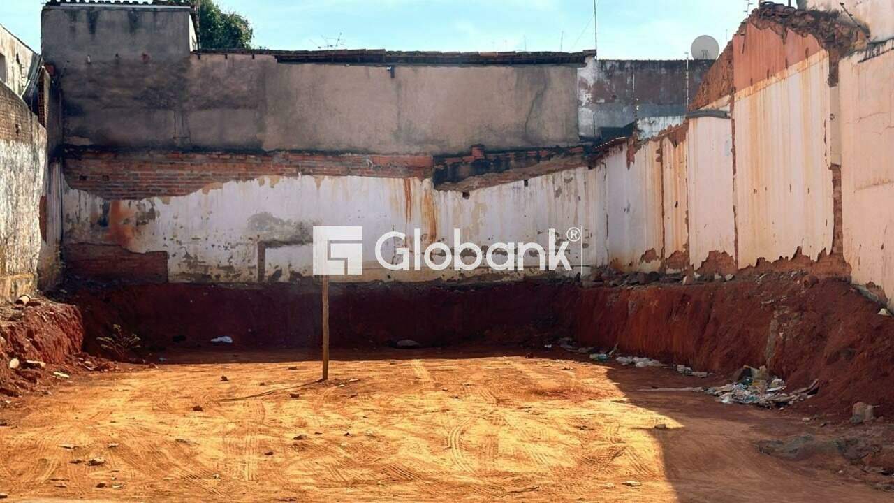 Terreno para aluguel Centro 0m² Montes Claros MG: Lote