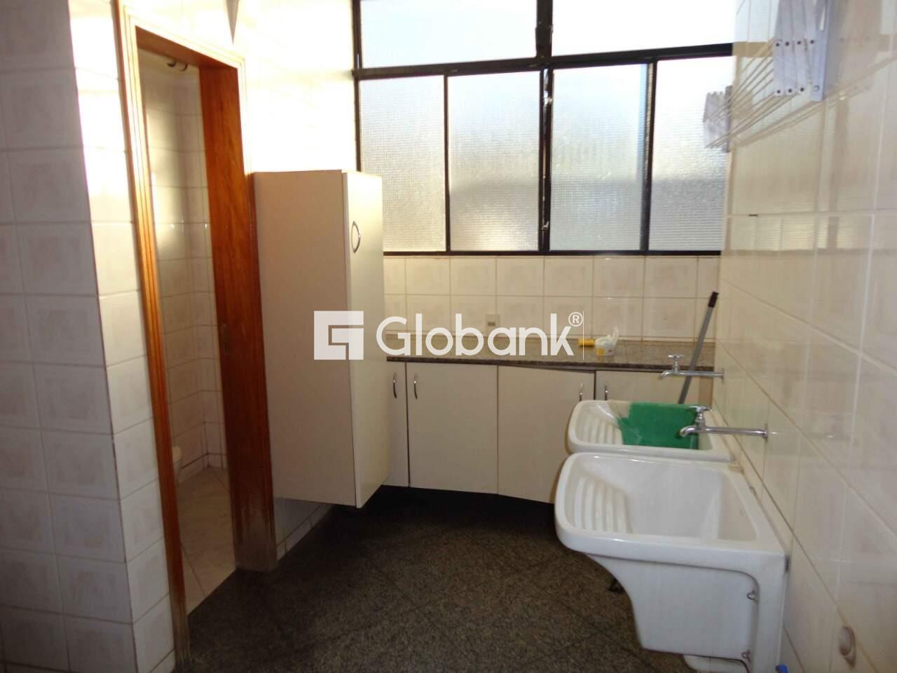 Apartamento 3 quartos à venda Centro 0m² Montes Claros MG: REA DE SERVI O-BANHEIRO EXTERNO