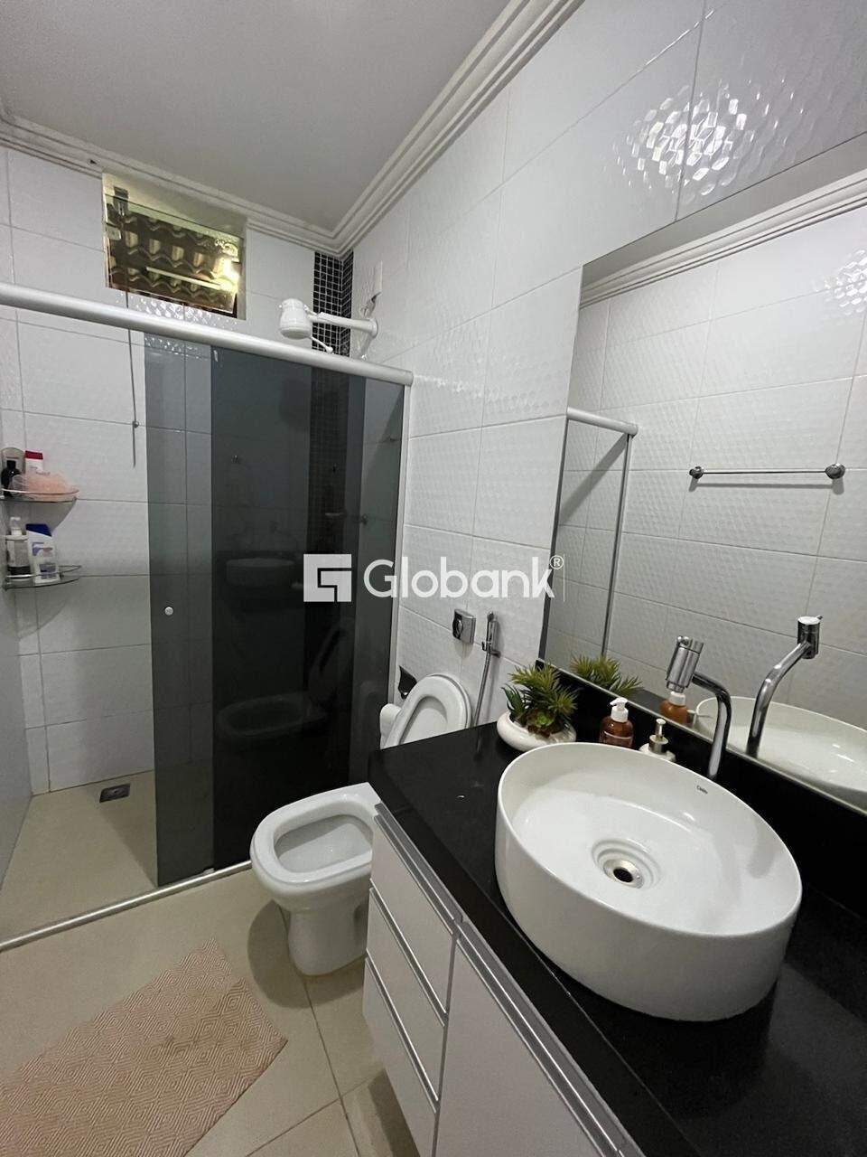 Casa 4 quartos à venda Morada do Parque 115m² Montes Claros MG: BANHEIRO SOCIAL